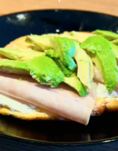 Ketootjes cloudbread met kip en avocado – een heerlijke keto lunch of ontbijt